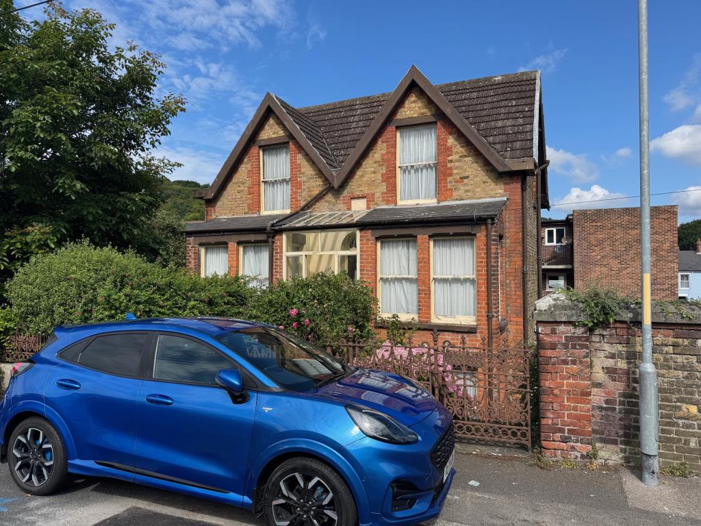 Lot: 163 - DETACHED THREE STOREY PROPERTY FOR TOTAL REFURBISHMENT - Front of property